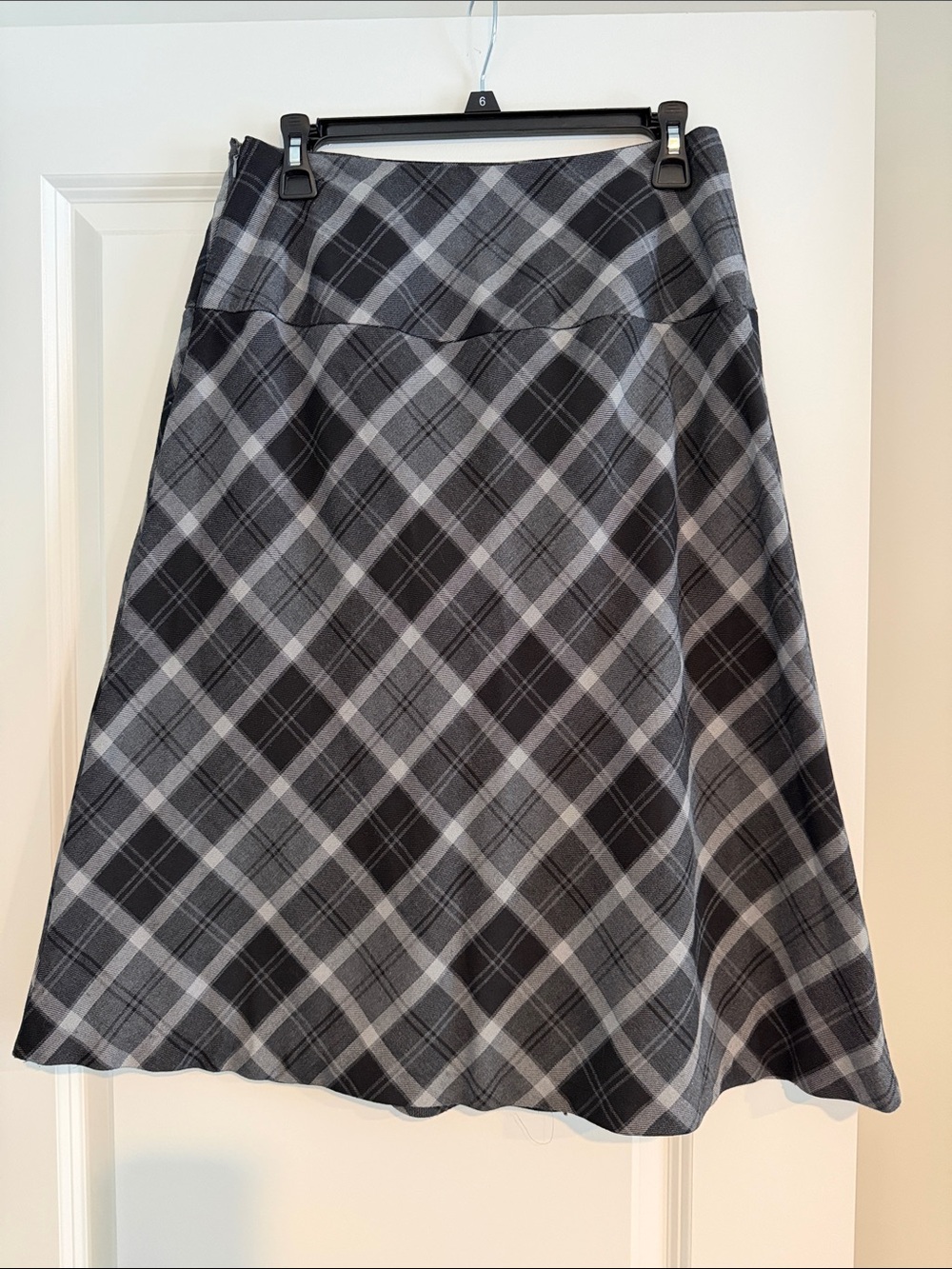 East 5th Plaid A-Line Skirt Size 6 Gray Black Side Button - Picture 2 of 7